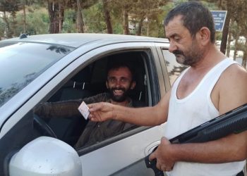 تركيا.. مسلحون ببنادق يوقفون المارة للتحقق من بطاقات الهوية!