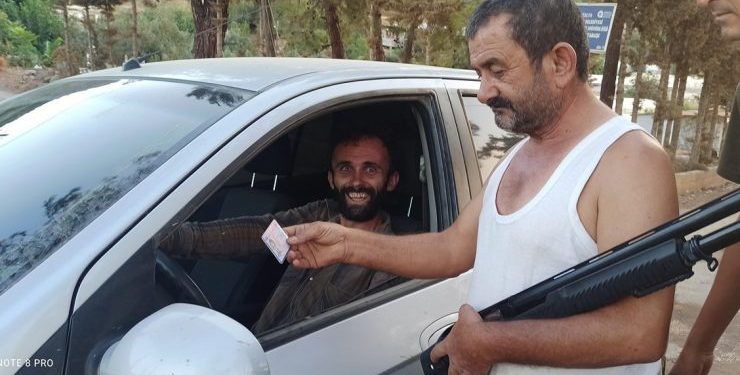 تركيا.. مسلحون ببنادق يوقفون المارة للتحقق من بطاقات الهوية!