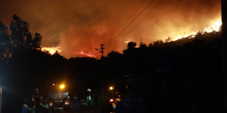 حرائق تركيا.. ألسنة اللهب تصل إلى محطة طاقة حرارية