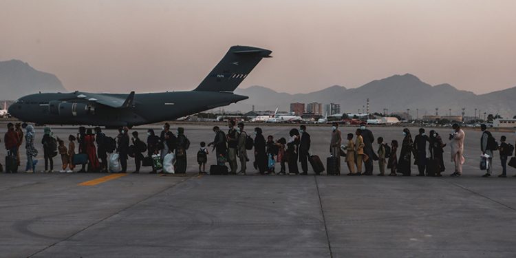 صحفي تركي: مطار كابول يستخدم لتهريب المخدرات!