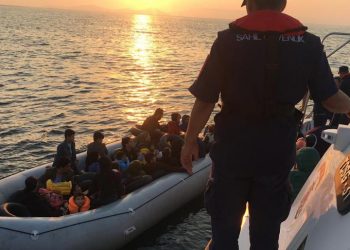 اليونان تسلم تركيا 17 شخصًا طلبوا اللجوء!