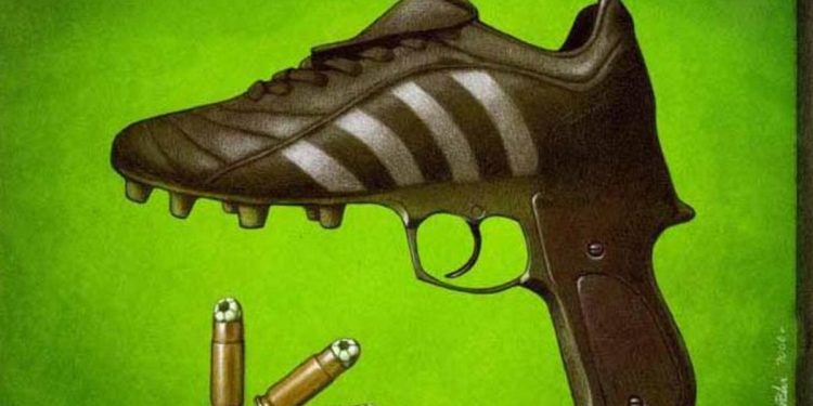 هندوراس.. حكم كرة قدم يشهر سلاحه في الملعب!