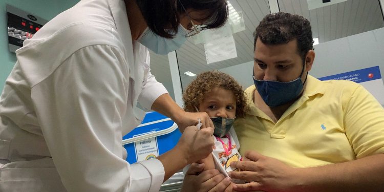 كوبا تبدأ تطعيم الفئة العمرية بين عامين وعشرة أعوام ضد “كوفيد-19”