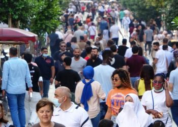 كاتب تركي: أفراد الطبقة الوسطى أفلسوا!