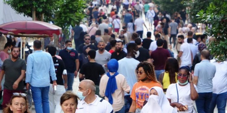 كاتب تركي: أفراد الطبقة الوسطى أفلسوا!