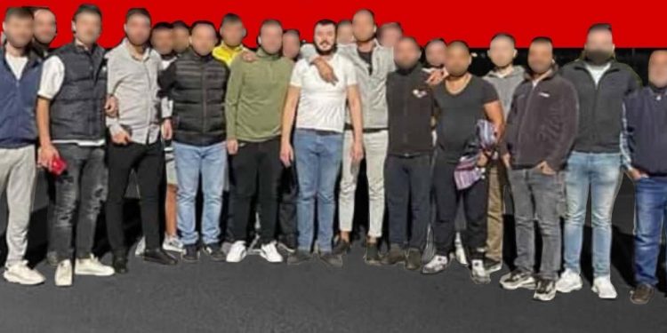 تركيا.. الذئاب الرمادية تحتفي بمعتدٍ على قيادي معارض أمام السجن!