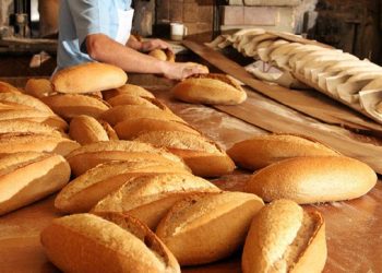تركيا.. مخابز تخفض وزن رغيف الخبز وأخرى ترفع سعره