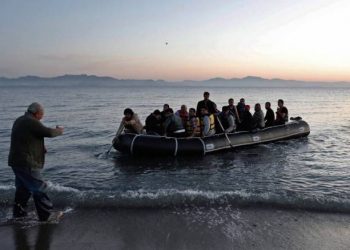 اليونان تتعهد بالتصدي لمهربي البشر من تركيا