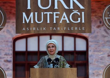 تركيا.. مليون ليرة لكتاب طهي من تأليف أمينة أردوغان!