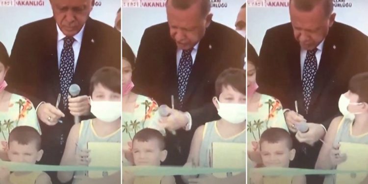 أردوغان يغضب الجميع بضربه طفلا على رأسه.. ما السبب؟