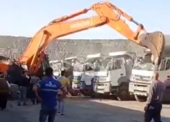 تركيا.. سائق حفار يدمر شاحنات الشركة!