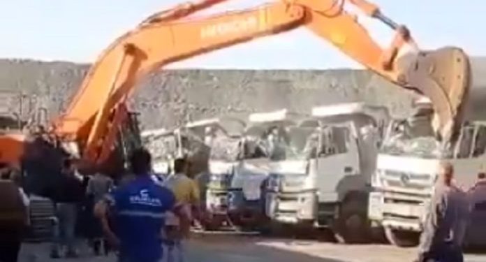 تركيا.. سائق حفار يدمر شاحنات الشركة!