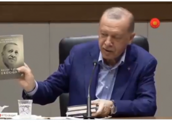 أردوغان يقع في خطأ عند عرض كتابه!