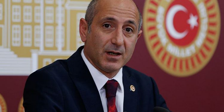 معارض تركي: أردوغان يعيش بعالم الأحلام!