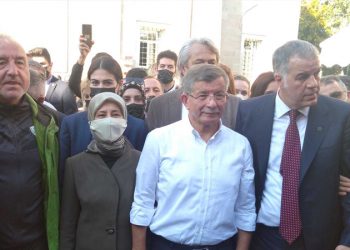 داود أوغلو يتهم أردوغان بـ”الجهل”