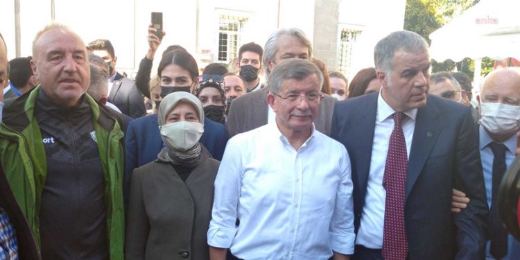 داود أوغلو يتهم أردوغان بـ”الجهل”