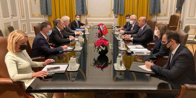 وزير خارجية تركيا يرفض انتقادات روسيا بشأن الطائرات بدون طيار