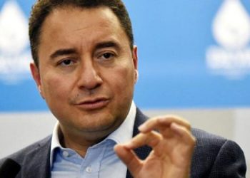 باباجان: أردوغان يطلب من وزراءه التوقيع على أوراق فارغة!