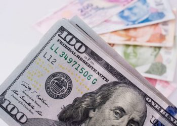بنك إيطالي: الدولار في تركيا سيبلغ 10.50 ليرة