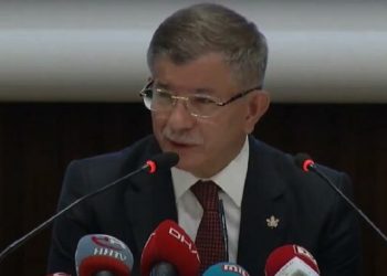 داود أوغلو: يتحدث عن “بصمة سوداء” للدبلوماسية التركية