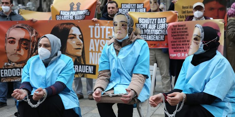 مظاهرات في 9 مدن أوروبية للإفراج عن السجناء المرضى في تركيا