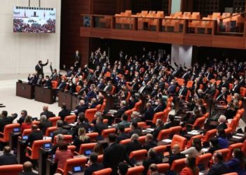 برلمان تركيا يمدد وجود الجيش في سوريا والعراق