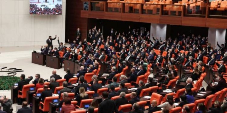 برلمان تركيا يمدد وجود الجيش في سوريا والعراق