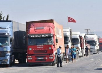 الشاحنات الإيرانية ما تزال تنتقل بين الحدود الإيرانية والتركية بسلاسة