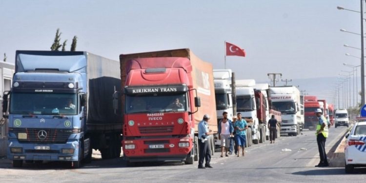 الشاحنات الإيرانية ما تزال تنتقل بين الحدود الإيرانية والتركية بسلاسة