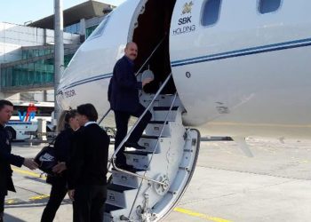 بالصور.. وزير داخلية تركيا يستقل طائرة رجل أعمال متهم بغسيل الأموال