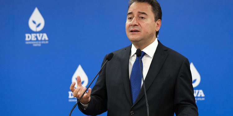 باباجان: أطباء تركيا يفرون للخارج