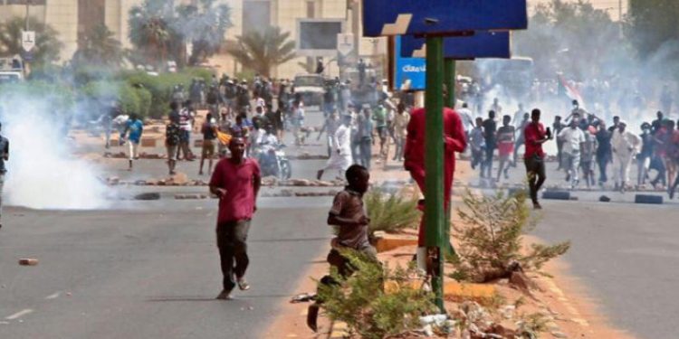 تفريق المتظاهرين في الخرطوم بالغاز