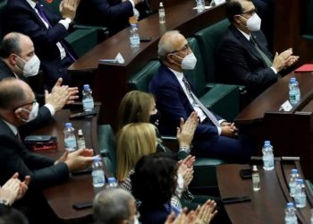 وزير المالية التركي يمتنع عن التصفيق لأردوغان!