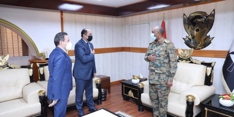 وفد الجامعة العربية يلتقي رئيس وزراء السودان في الخرطوم