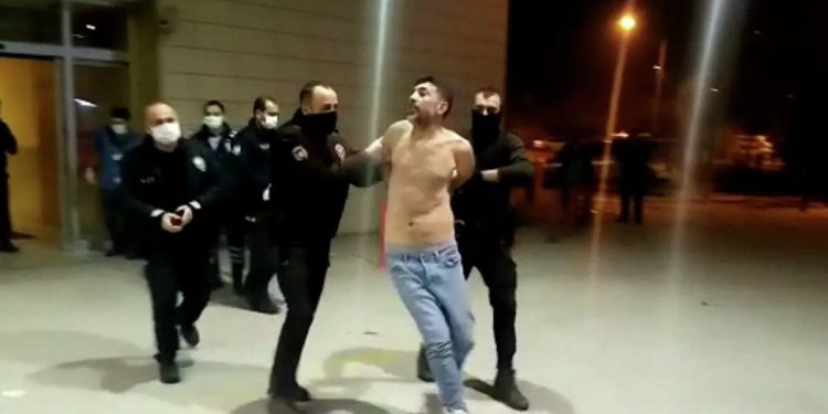 تغريم تركي اعتدى على زوجته بسبب الحجاب 