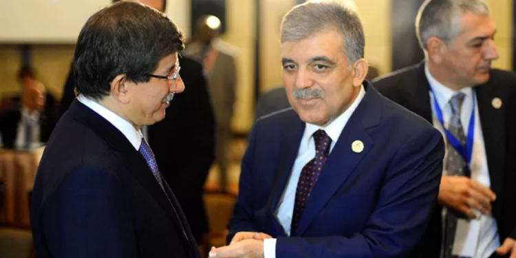 داود أوغلو يلتقي بالرئيس التركي السابق عبد الله جول