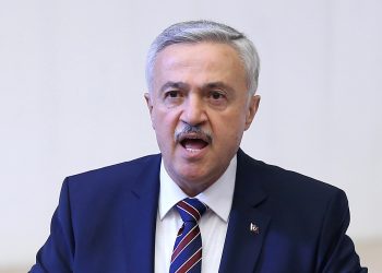 برلماني عن الحزب الحاكم: لا تشتروا أكثر من حبتي طماطم!