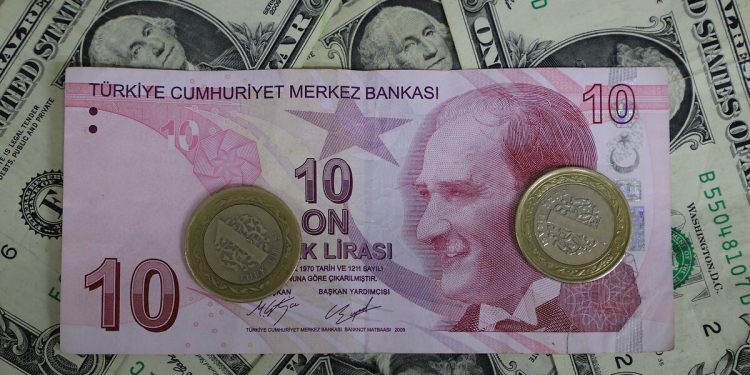 رويترز: السقوط الحر للعملة يغرق تركيا في أزمة ميزان المدفوعات
