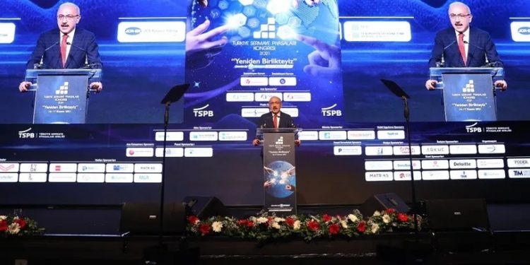 وزير مالية تركيا يشيد بالاقتصاد بينما الليرة تسجل انخفاضًا قياسيًا