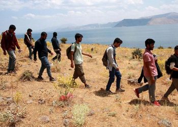 حزب أردوغان: إيران تدفع المهاجرين إلى تركيا بإطلاق النار