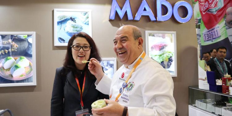 صاحب سلسلة حلويات تركية يمنع فاعلية للأيغور خوفا من الصين