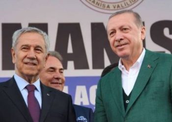 مستشار أردوغان المستقيل يستهدفه من جديد