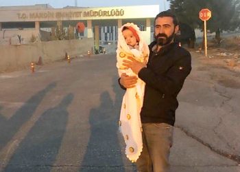 مشهد مؤلم.. رضيع ينتظر والدته المعتقلة أمام السجن لإرضاعه