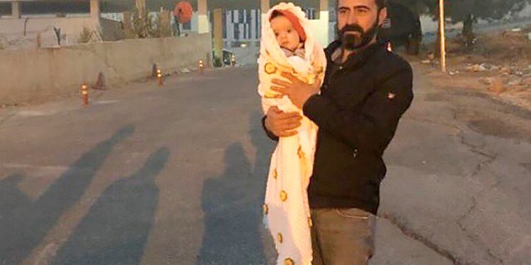 مشهد مؤلم.. رضيع ينتظر والدته المعتقلة أمام السجن لإرضاعه