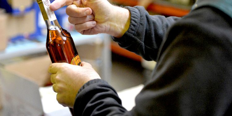 وفاة 22 شخصًا بسبب الكحول المزيف في تركيا