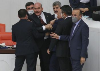 وزير داخلية تركيا يهدد برلمانية كردية 