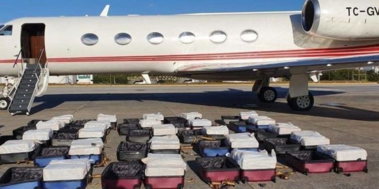 مداهمة شركة طيران خاصة بعد ضبط كوكايين بإحدى رحلاتها