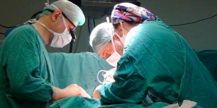 عيادات تركية تُجري جراحات “محظورة” للأطفال