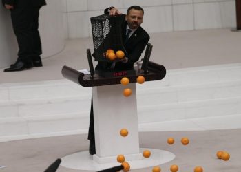 برلماني تركي يصعد منصة البرلمان بصندوق برتقال!