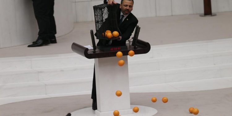 برلماني تركي يصعد منصة البرلمان بصندوق برتقال!